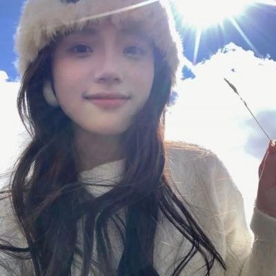 戴流苏耳环的少女